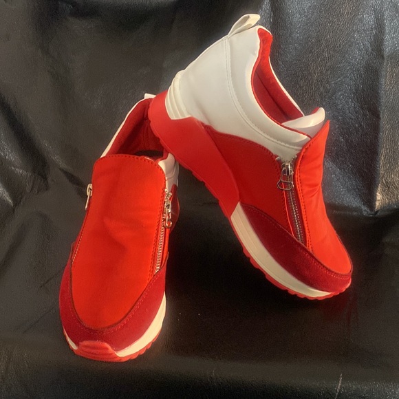 Red and white womens size 41 (9 1/2) shoes - Picture 5 of 8